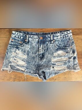 Forever 21 Distressed Acid-Wash Denim Shorts - Blue/White